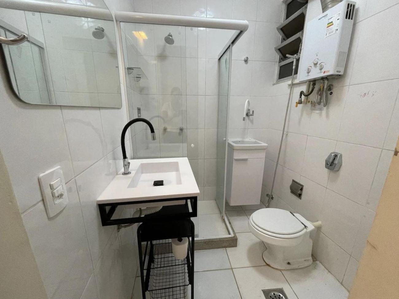 Tranquilo, Na Quadra Da E Perto De - Besthostrio