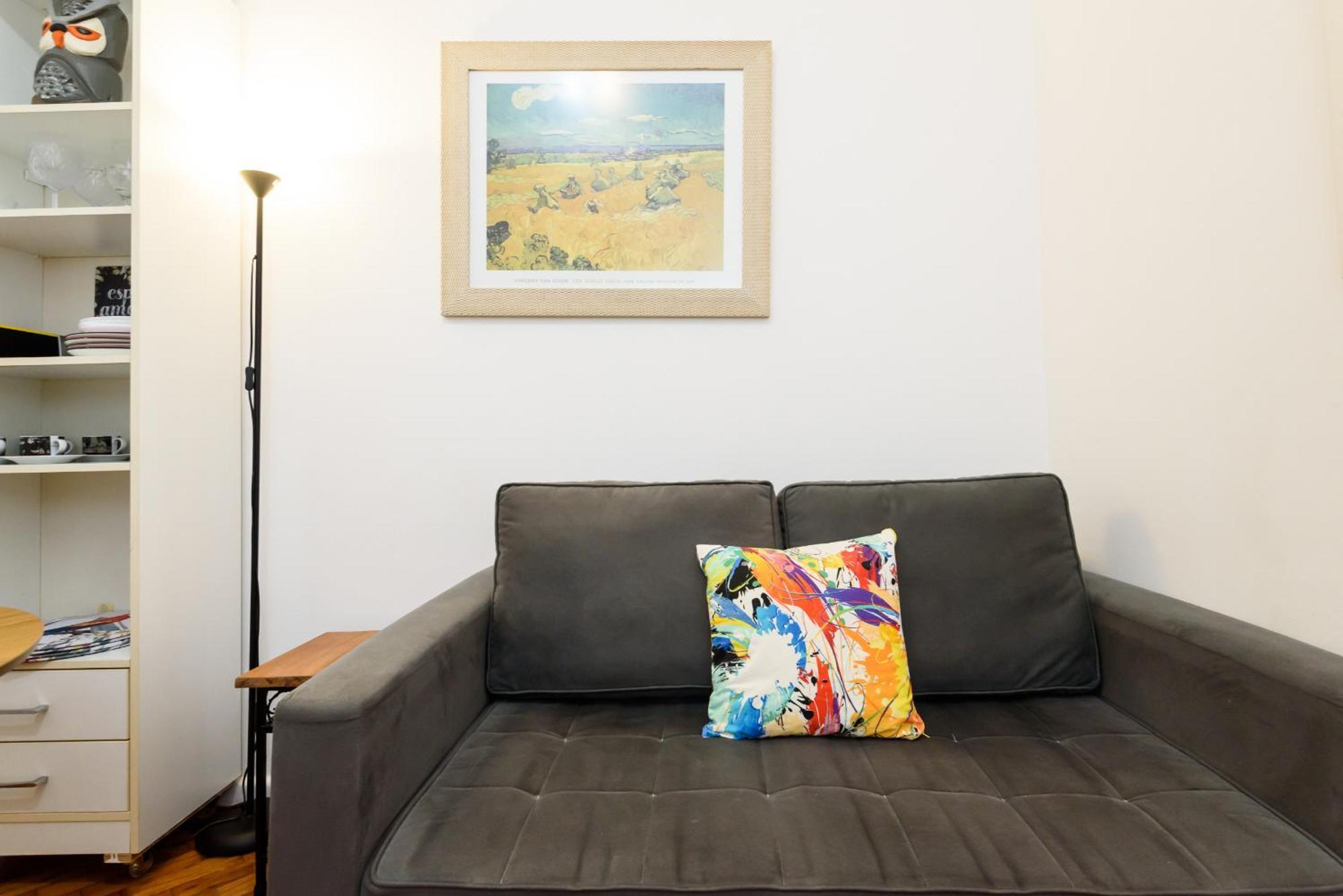 Apartment Tranquilo, Na Quadra Da E Perto De - Besthostrio